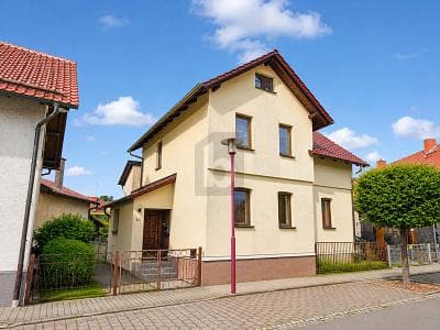 7 ZIMMER, GARTENIDYLLE UND ENTWICKLUNGSPOTENZIAL