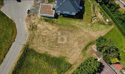 VOLL ERSCHLOSSENES GRUNDSTÜCK IM GRÜNEN !