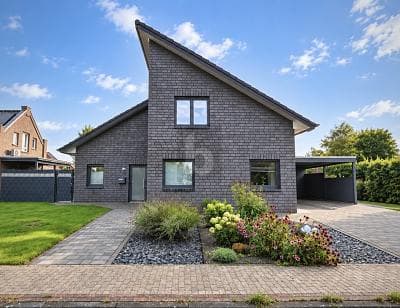 MODERNES FAMILIENGLÜCK MIT KAMIN & GARTEN