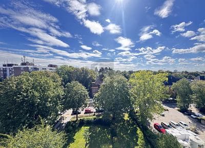 GANZ OBEN MIT HERRLICHEM SONNENBALKON