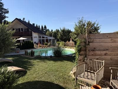 GROßZÜGIGES ANWESEN MIT POOL UND PFERDESTALL