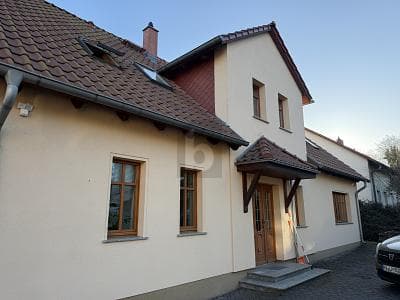 BÜRO/PRAXISHAUS MIT STELLPLÄTZEN