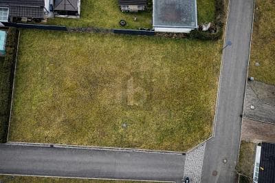 RUHIG LEBEN, STADTNAH BLEIBEN, IHR PLATZ IM GRÜNEN