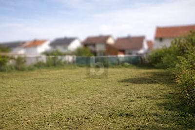 PROJEKTIERT UND GENEHMIGT
