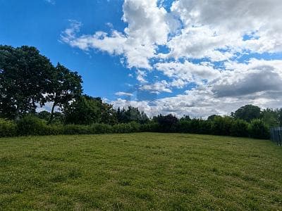 BAUGRUNDSTÜCK ZWISCHEN GRÜN UND BERLIN