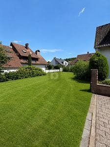 ERSCHLOSSEN IN RUHIGER FAMILIENWOHNLAGE