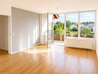 GROZÜGIG MIT BALKON, AUFZUG UND STELLPLATZ
