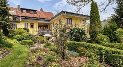 MODERNISIERTES ANWESEN MIT TRAUMHAFTEM AUßENBEREICH
