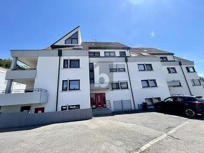 MIT SONNENBALKON IN GEFRAGTER LAGE