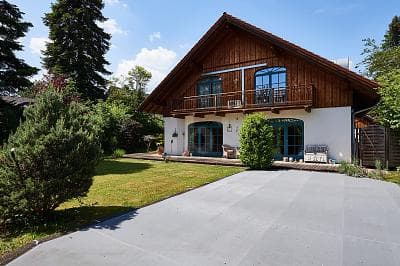 REPRÄSENTATIVE VILLA MIT MIETEINNAHMEN