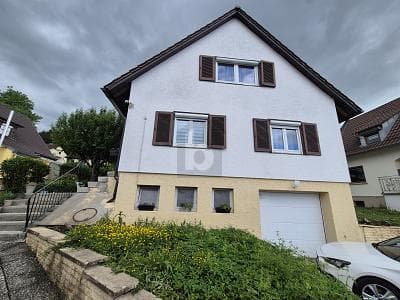 RUHIG GELEGEN MIT GROSSZÜGIGEM GARTEN