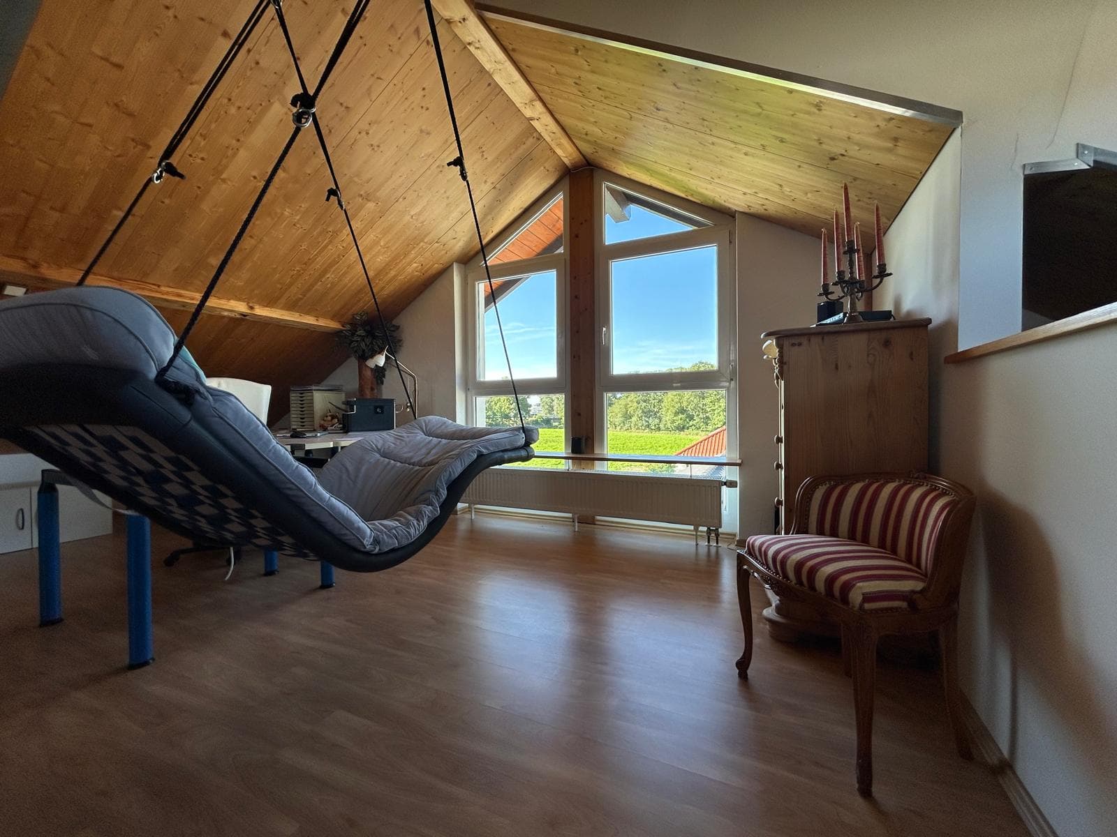 Ein- bis Zweifamilienhaus mit zwei großzügigen Wohneinheiten, Dachterrasse, Garagen und Freiflächen