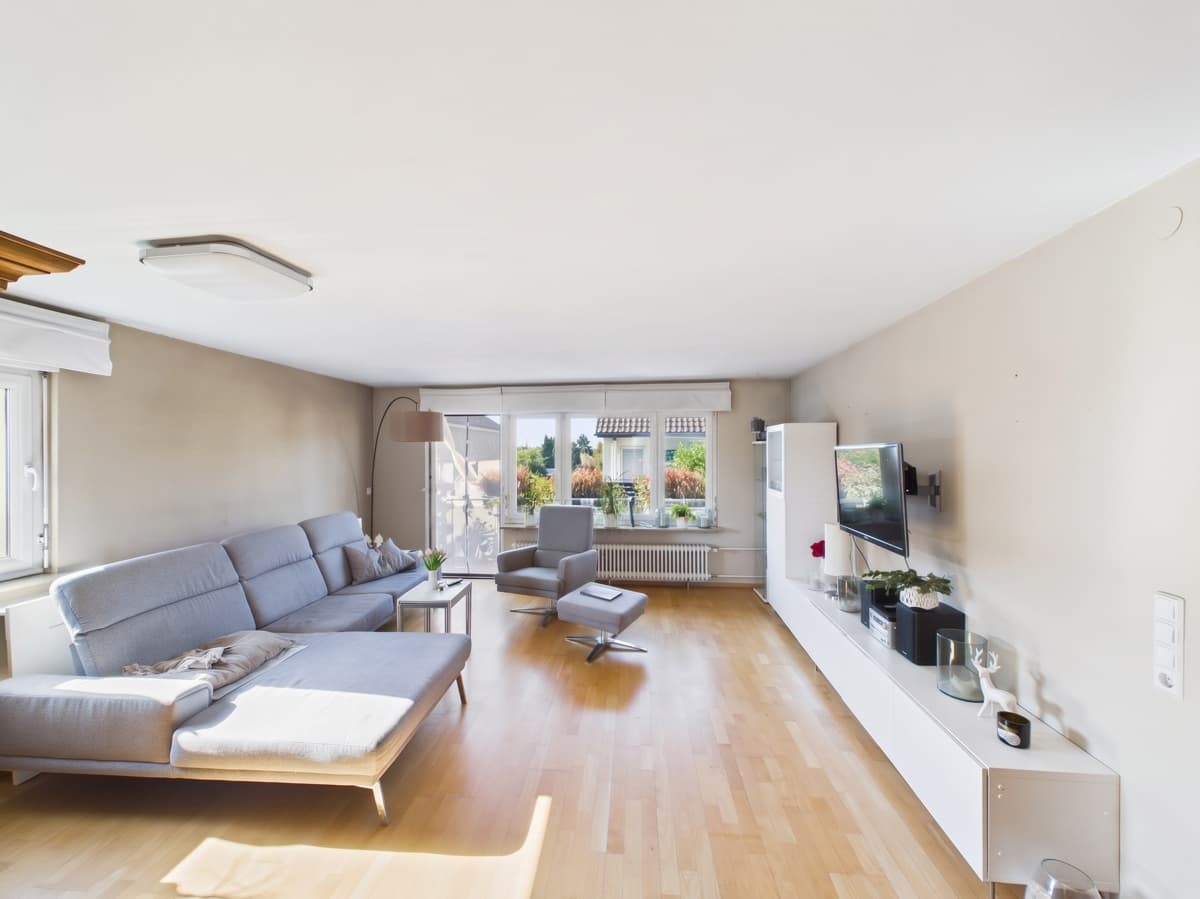 Nellingen: Clever investieren oder flexibel wohnen: 11 Zimmer Raumwunder mit Garten + Doppelgarage