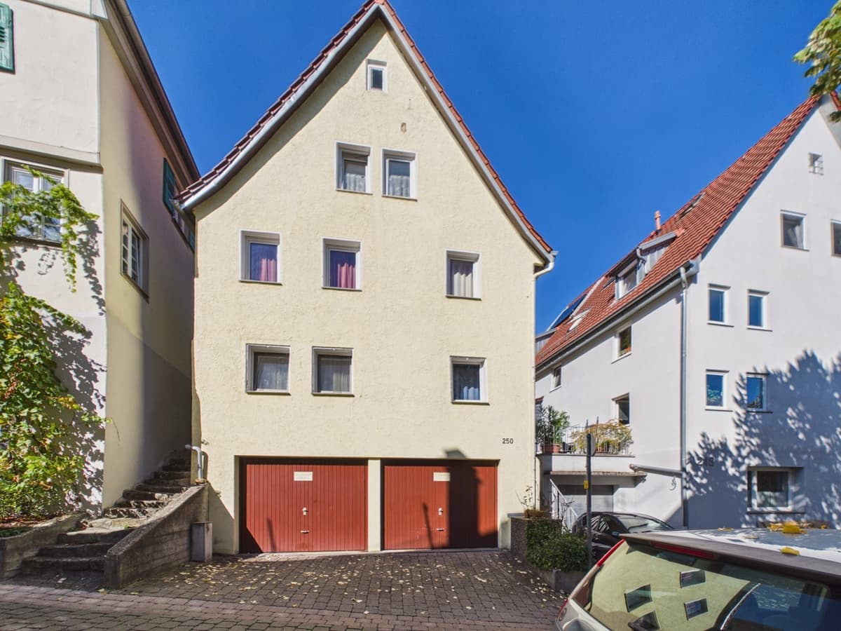 Projekt in Stuttgart-Rohracker: Solide Substanz für Handwerker & Aufteiler direkt an der Kelter