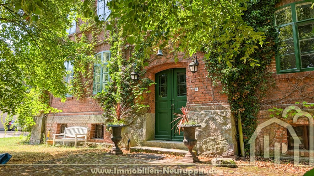 Wohnen im Gutsensemble: 4-Raum-Altbauwohnung mit Kaminofen und Parknutzung