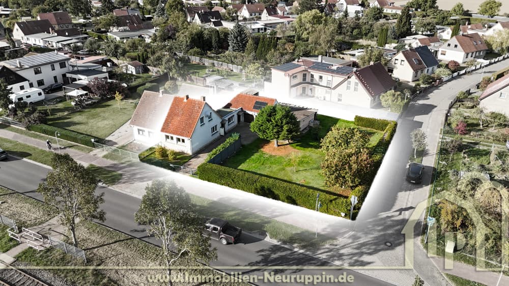 Bezugsfreie Doppelhaushälfte mit Werkstatt, Garage und großem Garten in Neuruppin