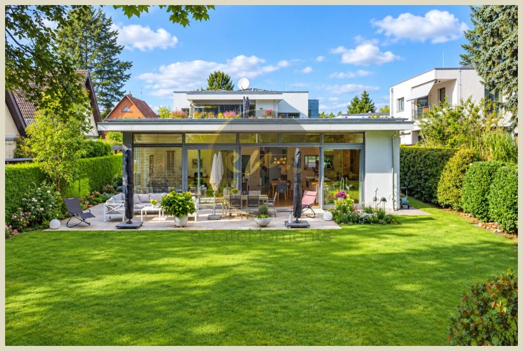 Exklusives Zweifamilienhaus mit großzügigem Grundstück in Berlin-Zehlendorf