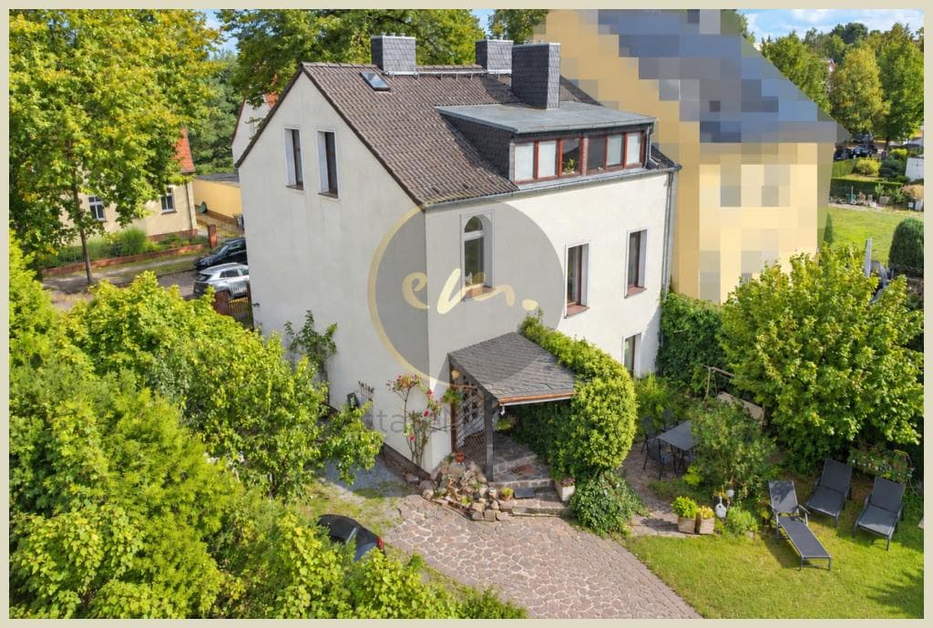 Ein- bis Drei-Familien-Haus mit Garage, Carport und großzügigem Garten in Berlin-Buch