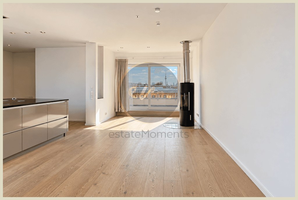 Frühstück mit Blick auf den Alex: Helle Dachgeschosswohnung, drei Terrassen, zwei Bäder und Aufzug