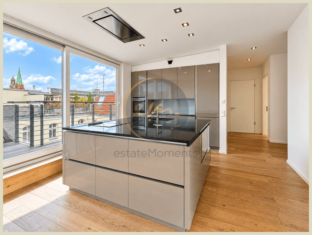 Frühstück mit Blick auf den Alex: Helle Dachgeschosswohnung, drei Terrassen, zwei Bäder und Aufzug
