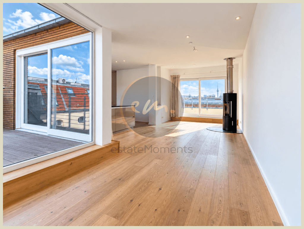 Frühstück mit Blick auf den Alex: Helle Dachgeschosswohnung, drei Terrassen, zwei Bäder und Aufzug