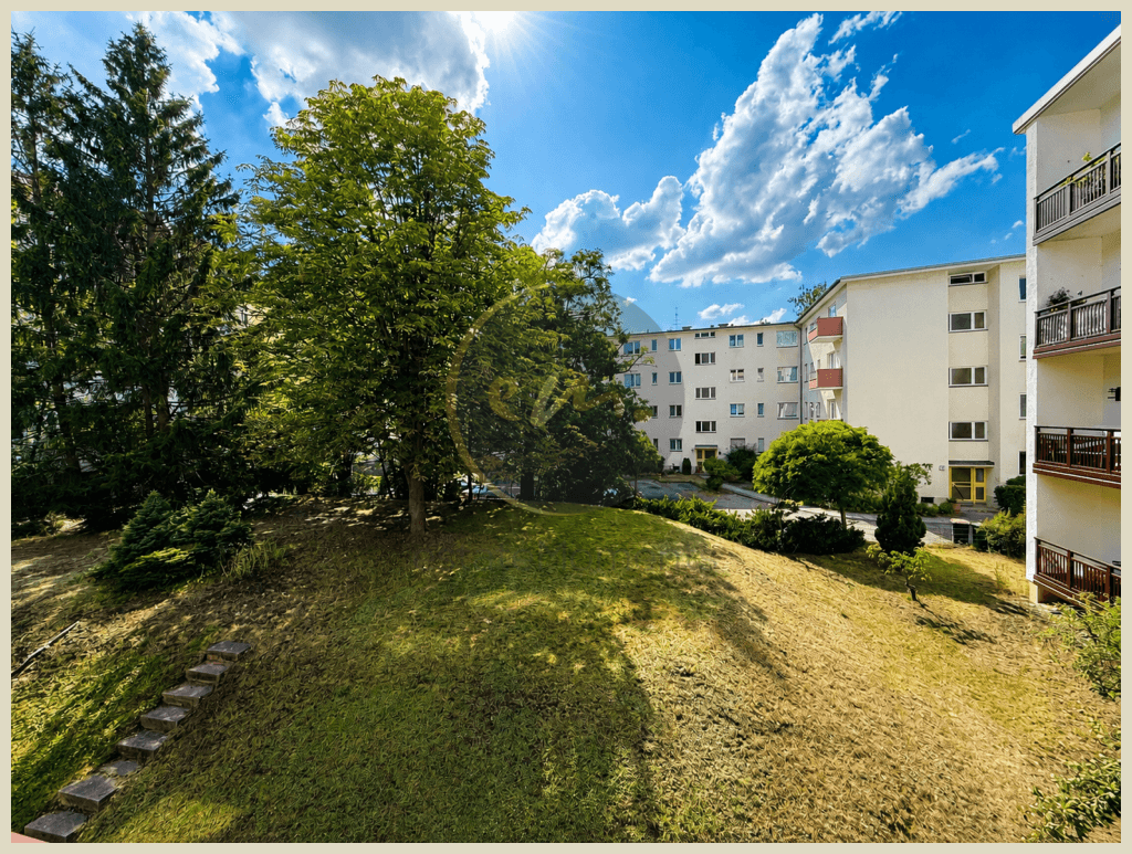 Bezugsfrei, zwei Balkone, Grünblick, PKW-Stellplatz und ansprechend modernisiert...