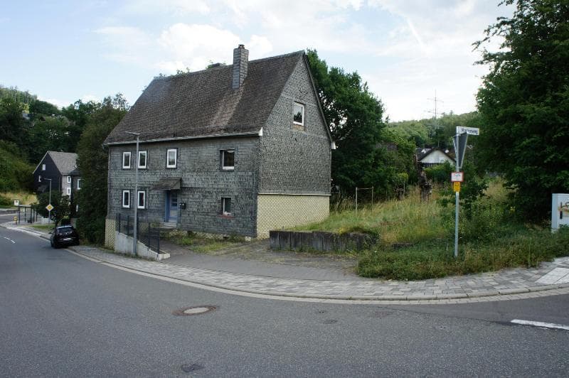 **PREISGÜNSTIGES- SCHIEFERBESCHLAGENS FACHWERKHAUS MIT ALTEM BAUMBESTAND IN MUDERSBACH-KEIN DENKMALSCHUTZ- **