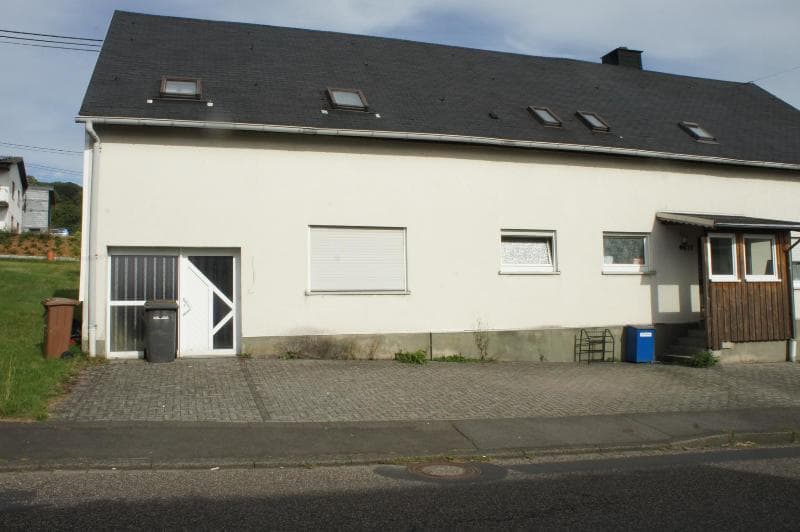 ** DOPPELHAUSHÄLFTE - IN UNNAU - MI)T GROSSEM GRUNDSTÜCK ****