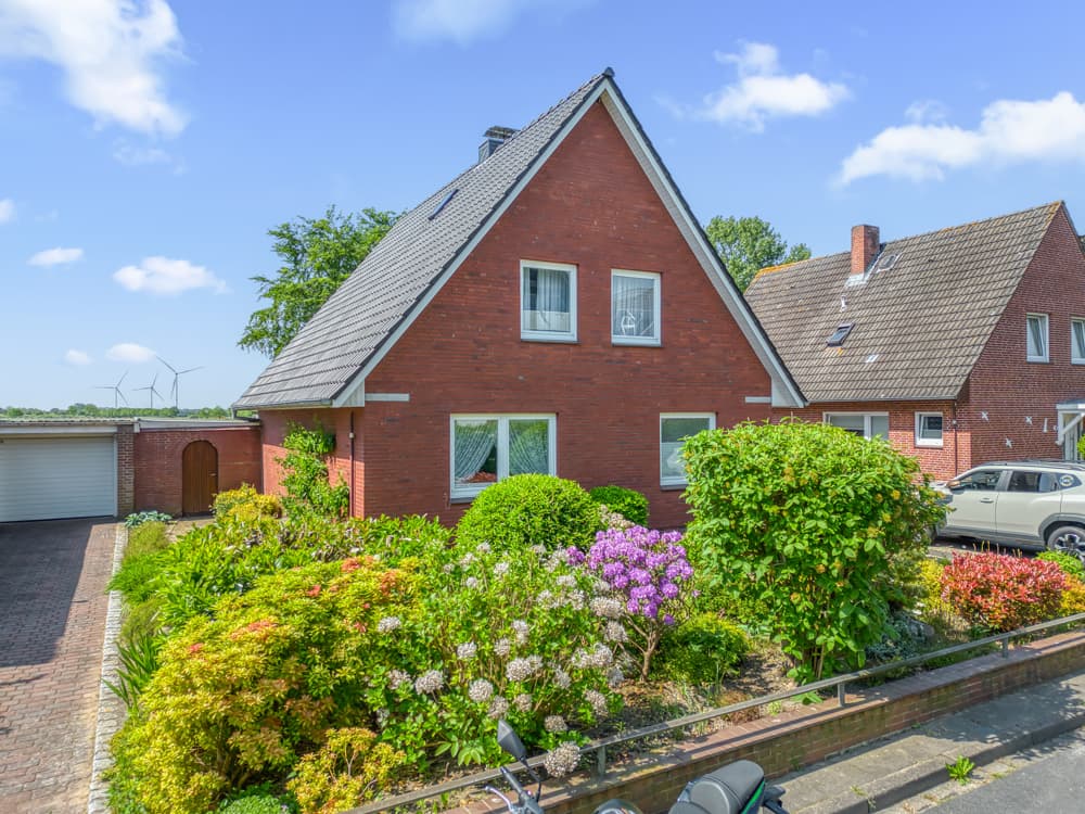 Blick ins Grüne, zentrumsnah und sofort verfügbar: Einfamilienhaus mit Garten und Garage in Husum.