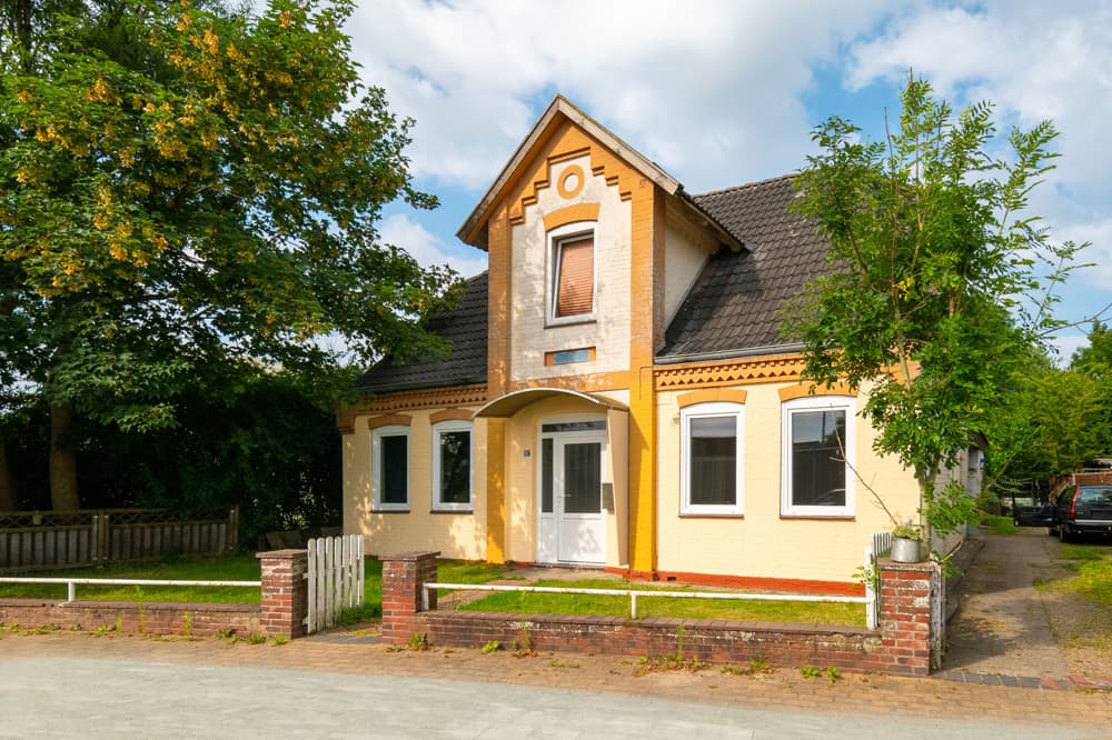 Historisches Einfamilienhaus mit 2 Wohnungen und großem Grundstück nahe dem Husumer Zentrum.