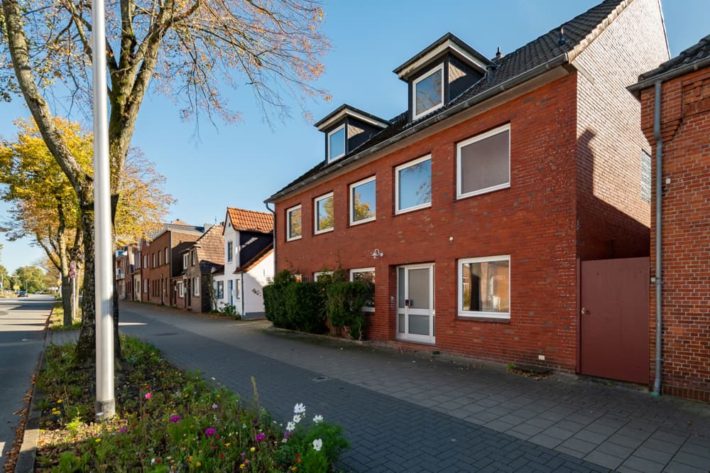Zentrale Lage, viel Platz, viele Nutzungsmöglichkeiten, sofort verfügbar: Haus mit Praxis in Husum.