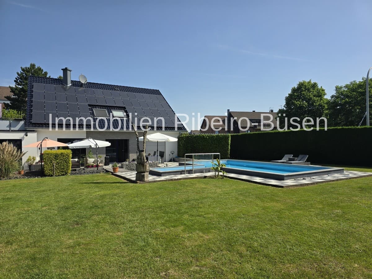Ein Zuhause für höchste Ansprüche – großzügiges Wohnen mit Pool und Einliegerwohnung