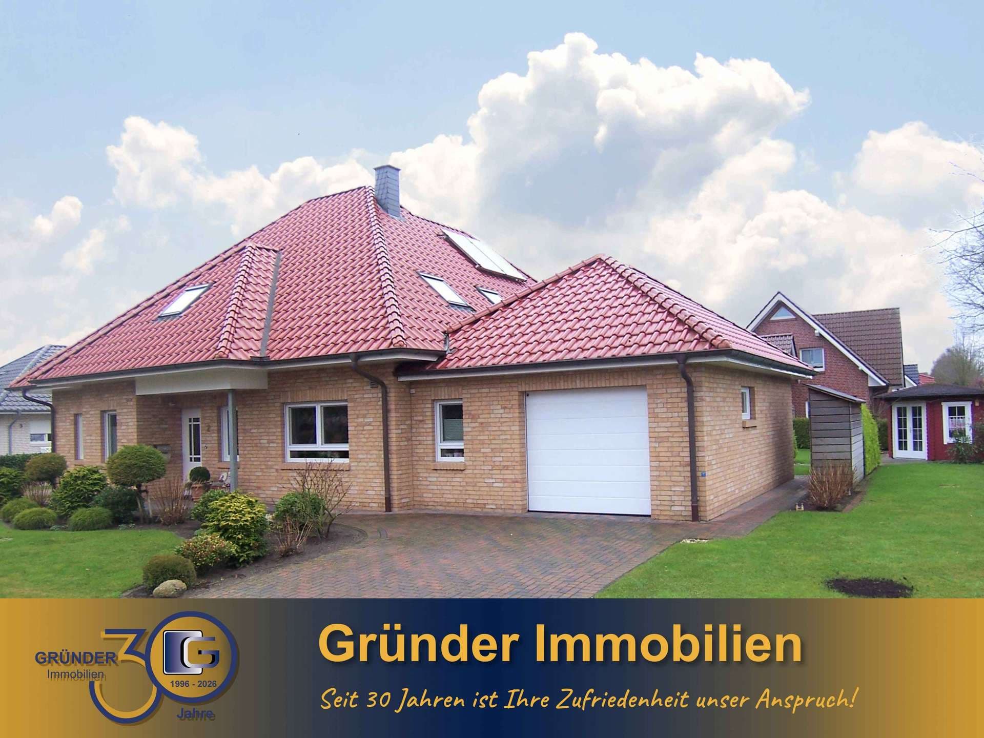 Ein Zuhause, das Großzügigkeit und Komfort verbindet - Winkelwalmdachbungalow in Dohren