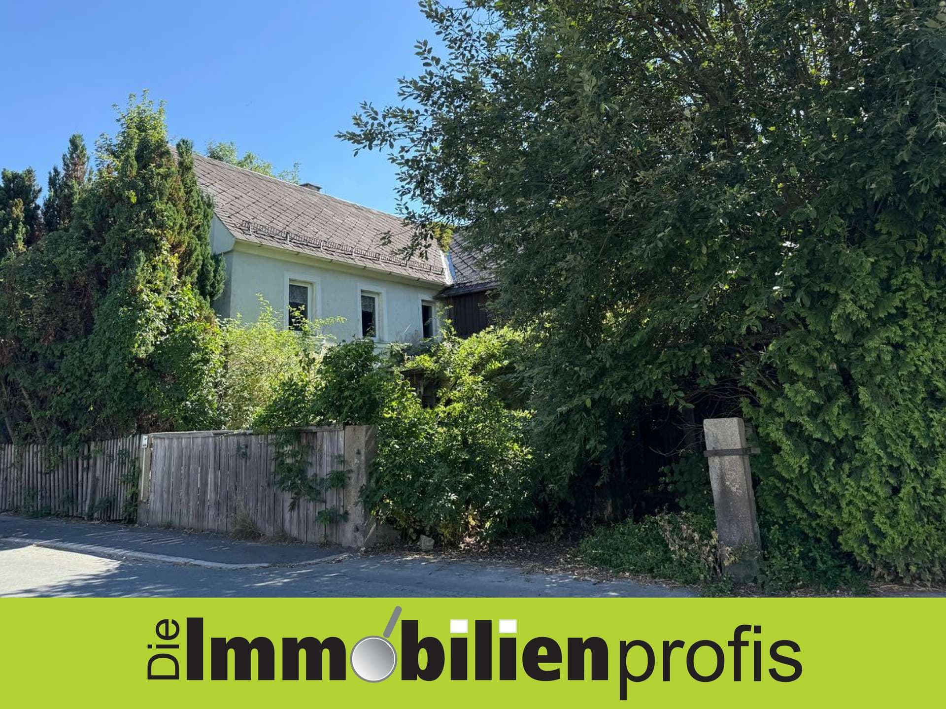 Älteres Bauernhaus mit Scheune am Fuße des Kornbergs