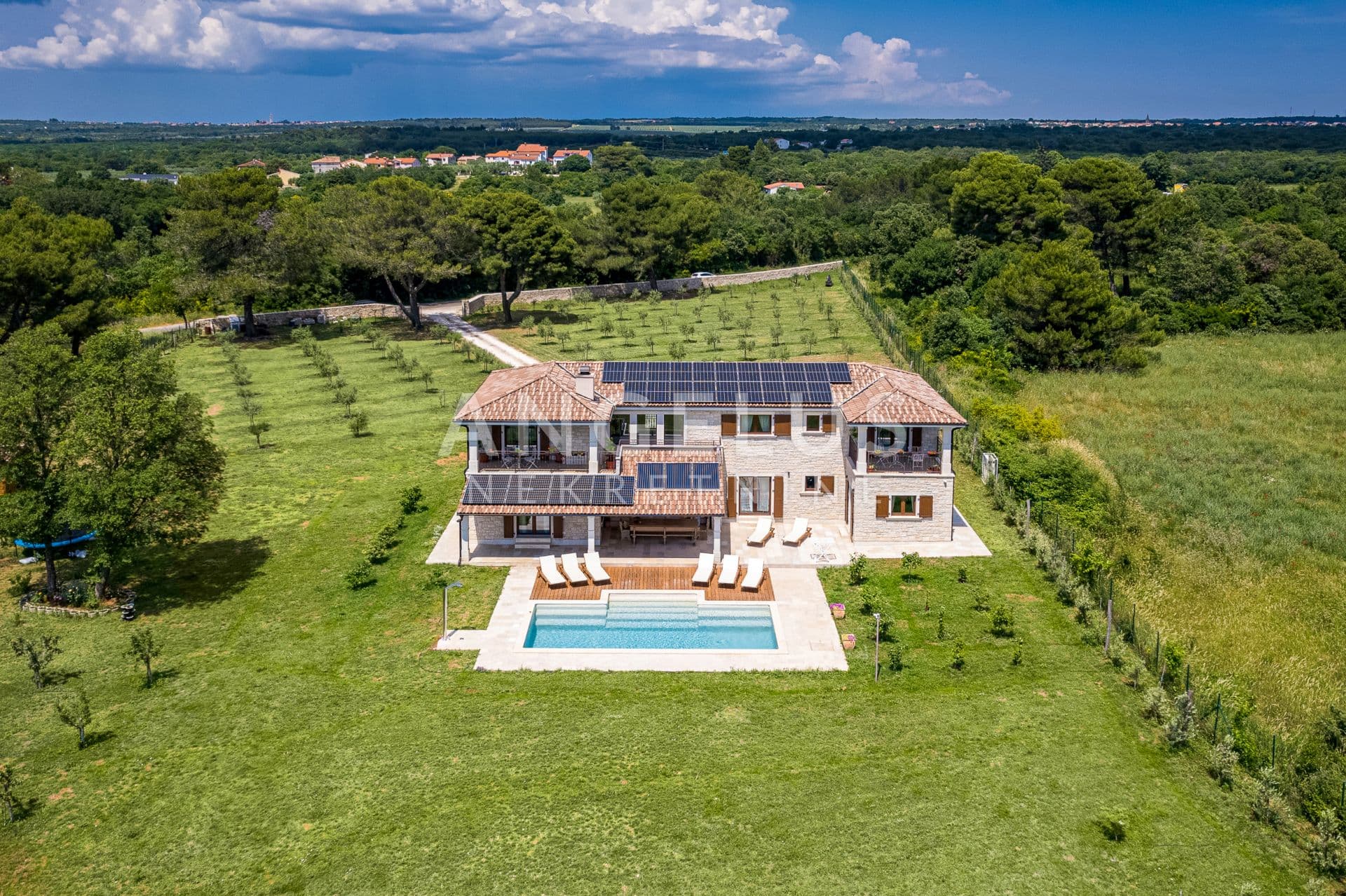 Istrien, Pula - Luxusvilla mit Pool und Grundstück, Langzeitmiete!