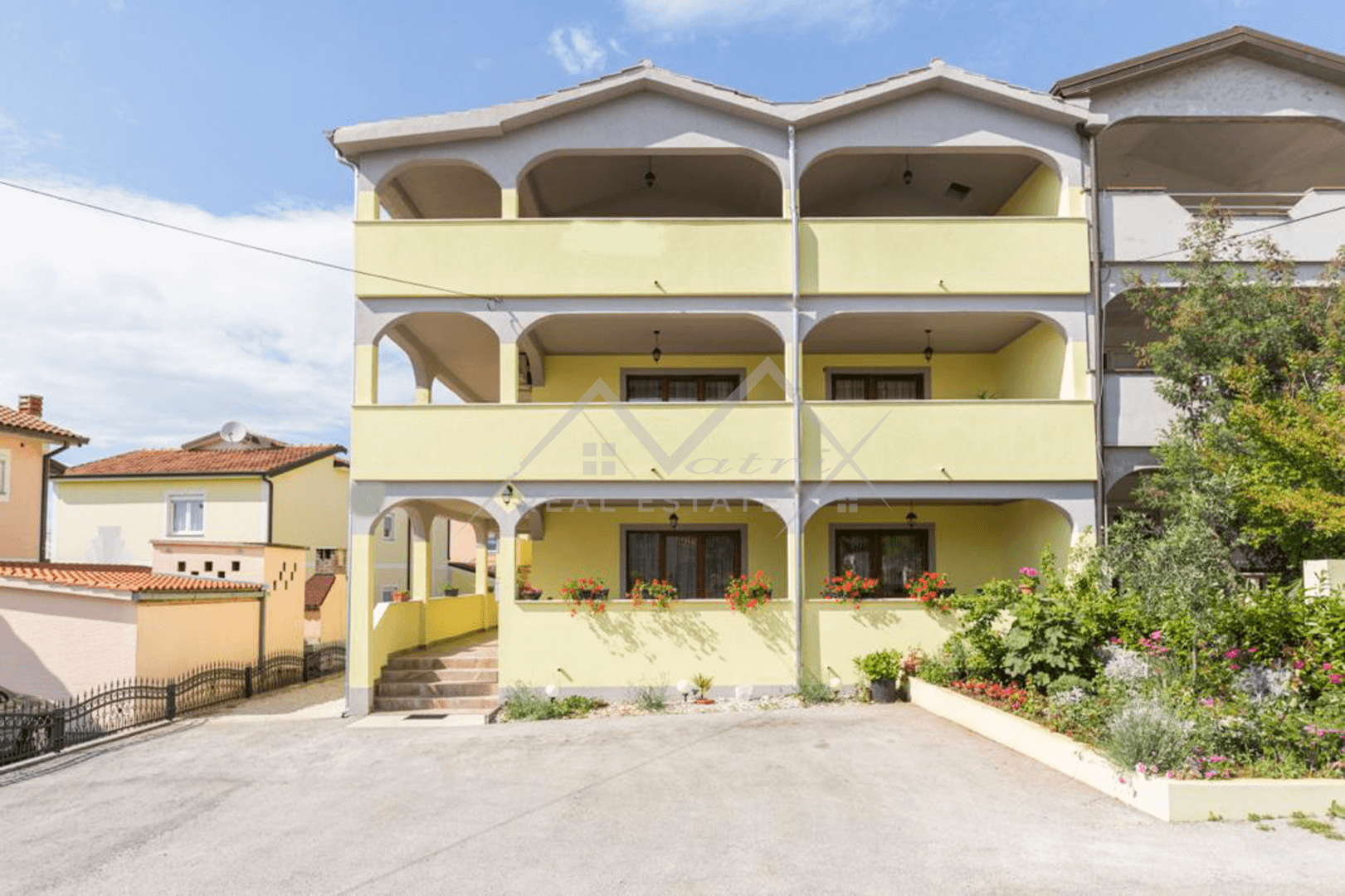 Poreč, großes Mehrfamilienhaus mit Meerblick