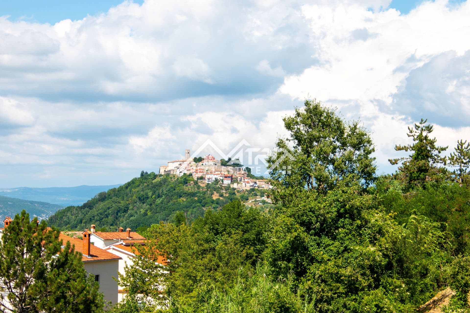 Motovun-Gebiet, wunderschönes Grundstück mit Baugenehmigung!