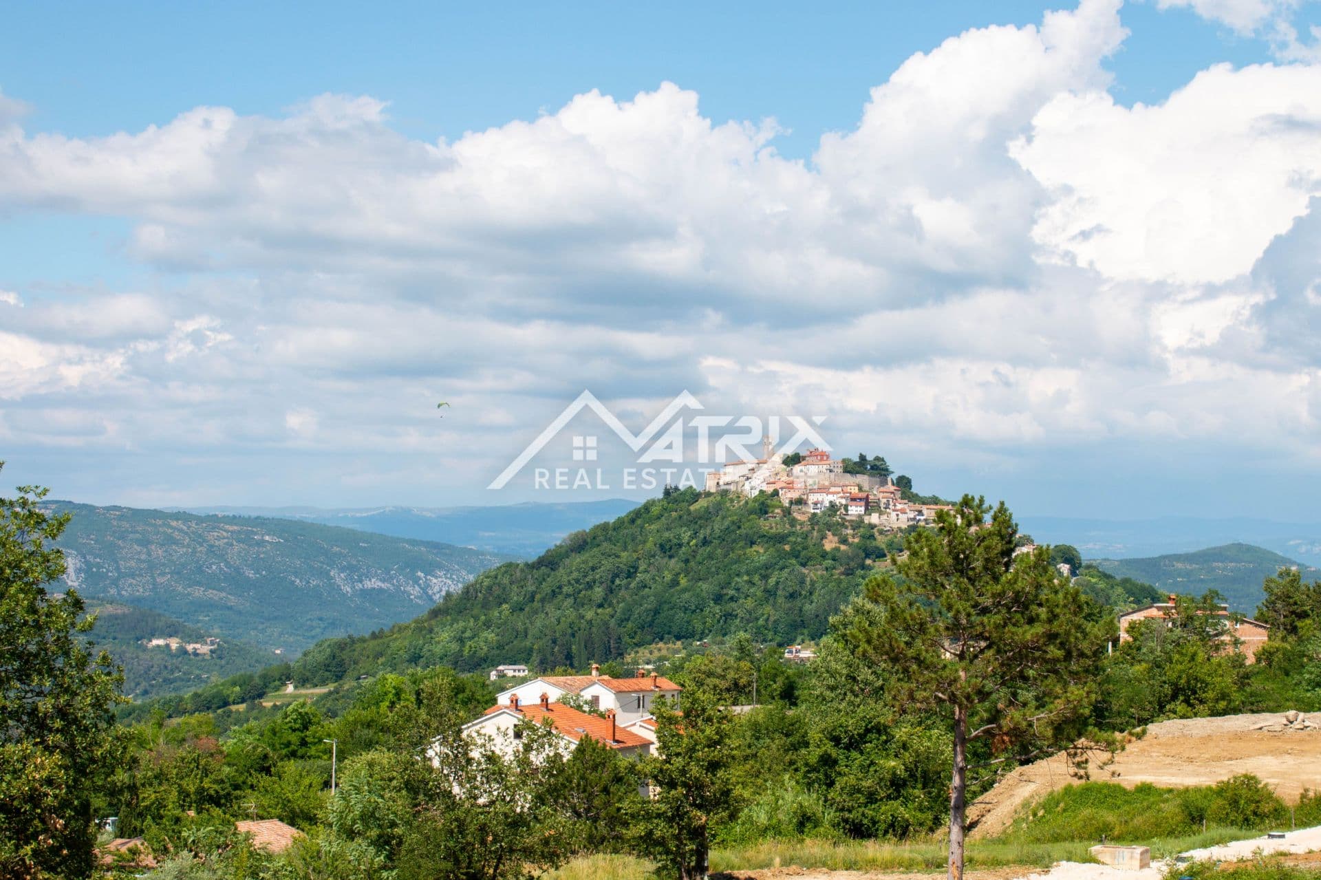 Motovun, ein Grundstückskomplex für den Bau von Villen mit pool