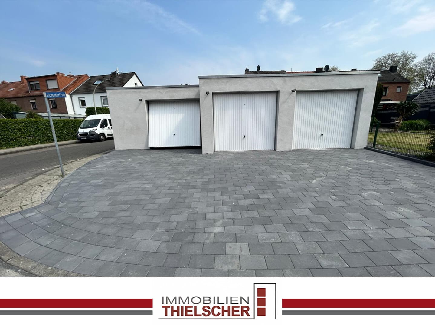 Neue geflieste Garage mit elektrischem Schwingtor, Starkstromanschluss und Stellplatz