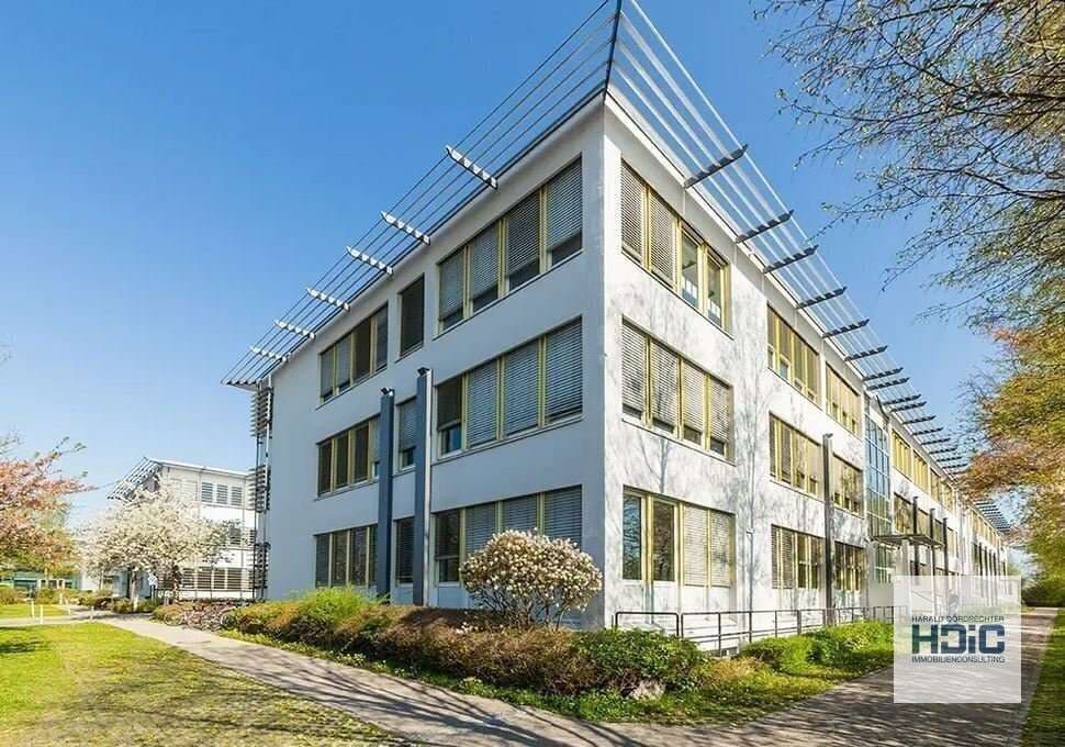 Flexibel ausbaubare Büroflächen hinter lichtdurchfluteten Fensterbändern