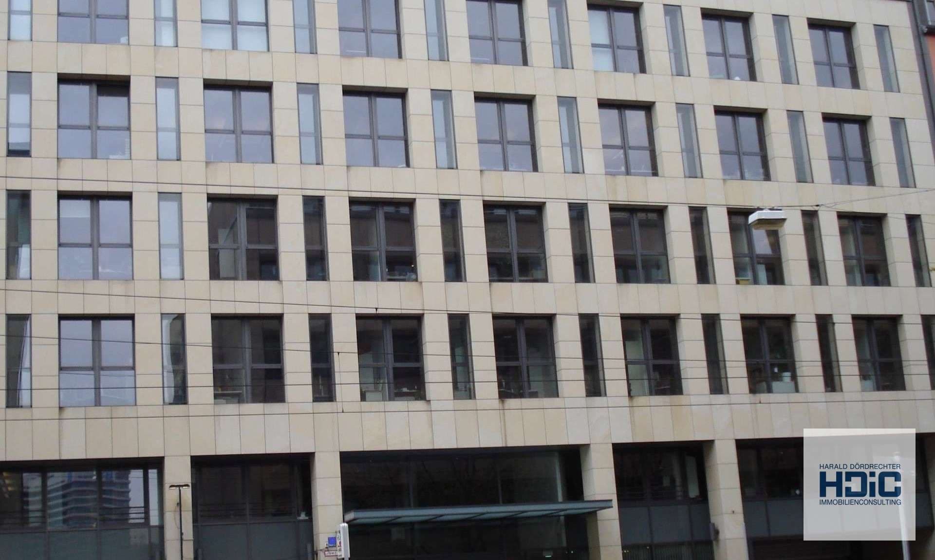 Repräsentative Büroflächen hinter Natursteinfassade