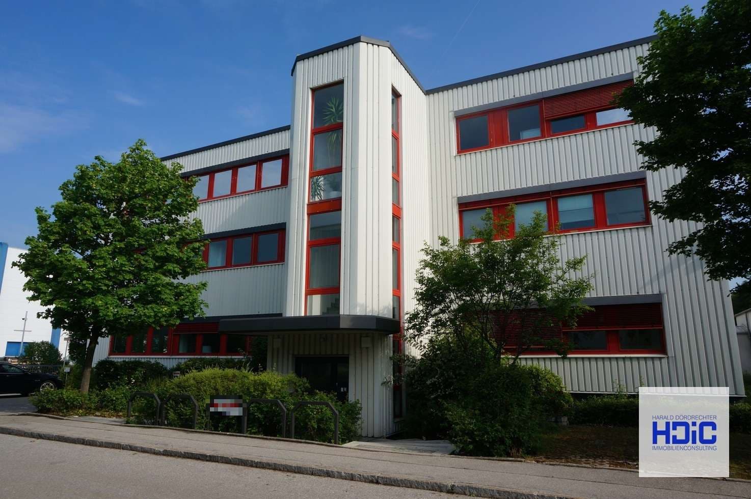 Büro, Produktion und Lager auf einer Ebene – mit Lastenaufzug