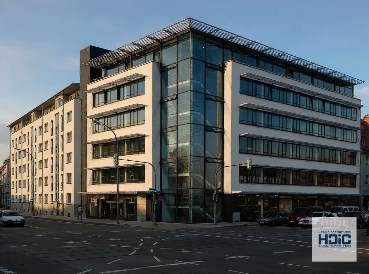 Moderne Arbeitsräume im lebendigen städtischen Umfeld