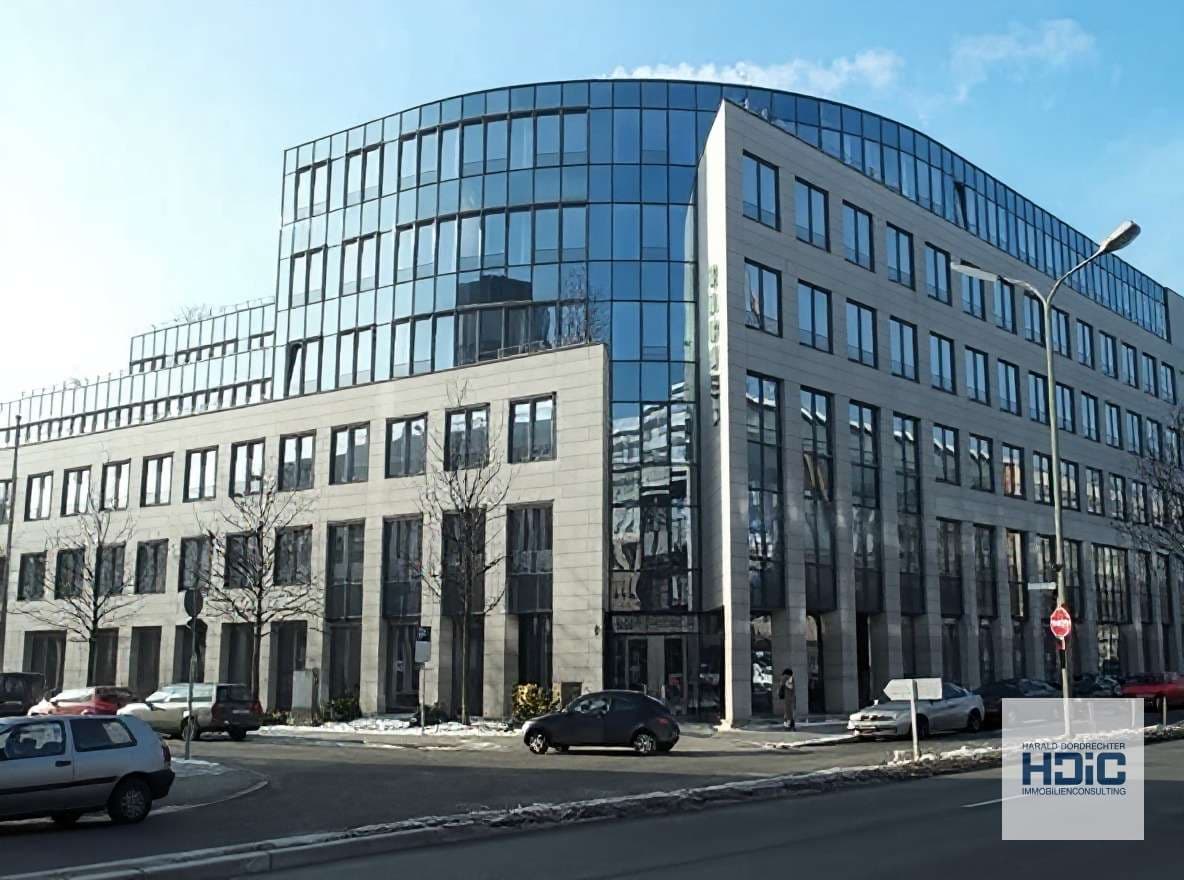 Gepflegtes Arbeitsumfeld mit bequemem Arbeitsweg für Mitarbeitende