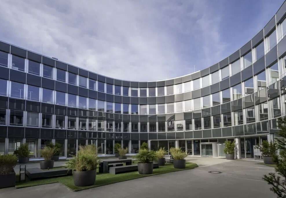 Lichtdurchflutete Büros mit begrüntem Innenhof im Süden Münchens