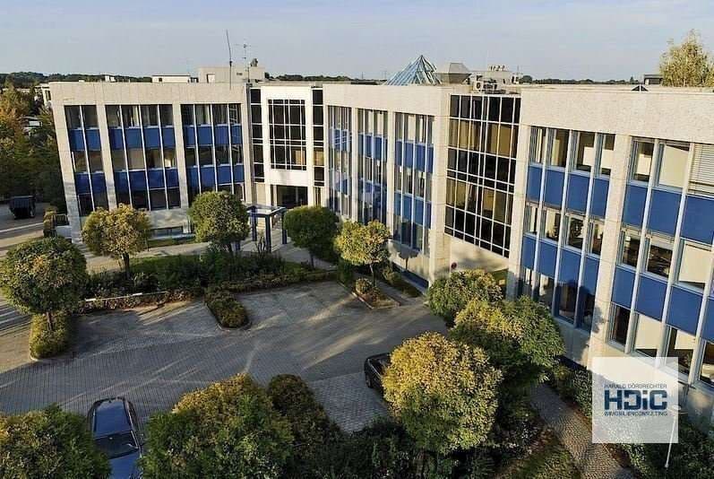 Flexibel zuschneidbare Büroflächen hinter Granit und Glas