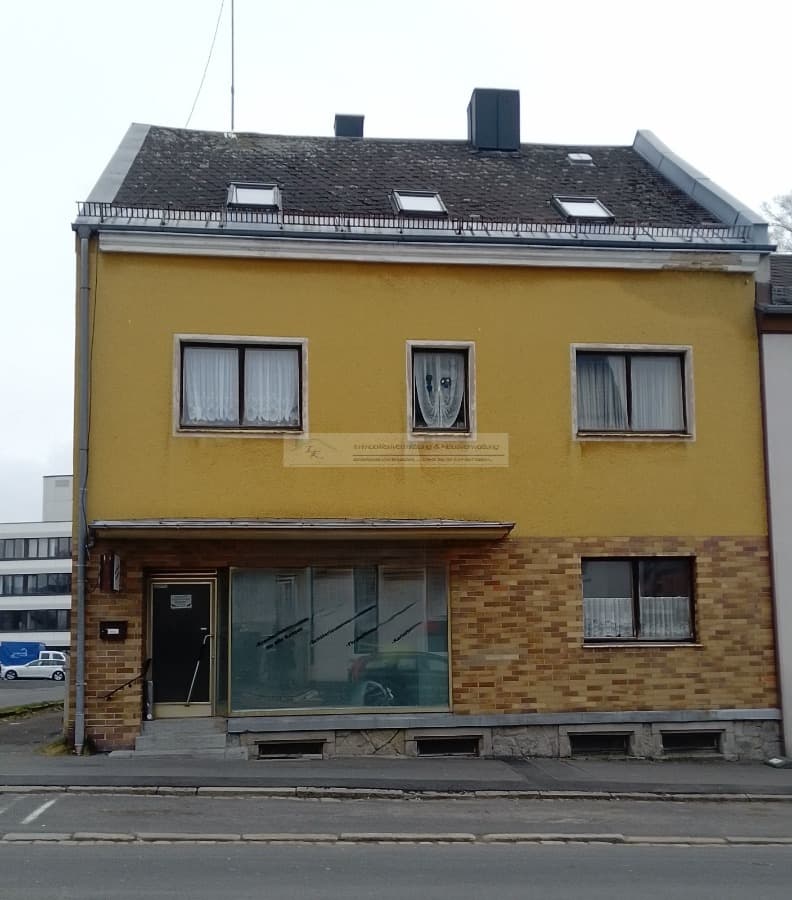 Top-Rendite von 10 %: Gepflegtes Mehrfamilienhaus mit 3 Wohnungen und Büro in Selb zum verkaufen