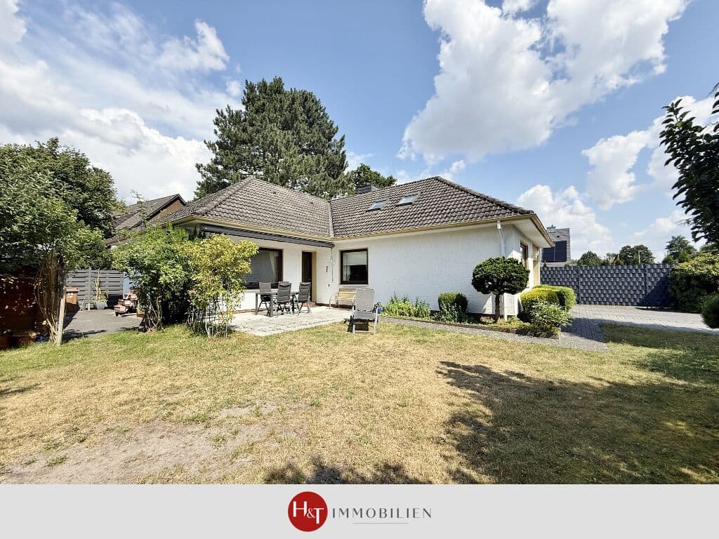 Walmdach-Bungalow mit viel Platz und schönem Garten