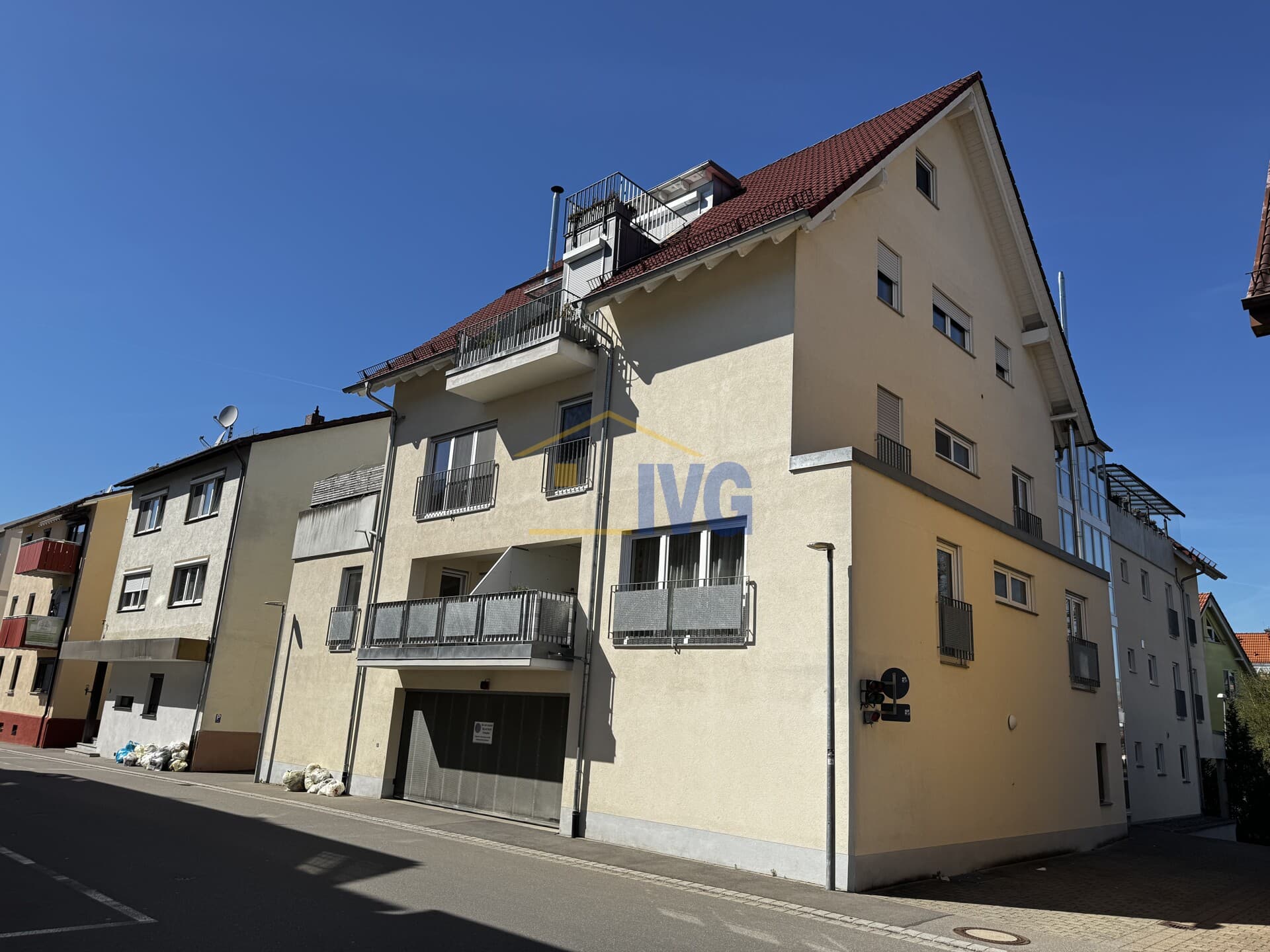Zentral wohnen & sofort einziehen: Attraktive 3-Zimmer-Wohnung mit Tiefgarage und Aufzug!