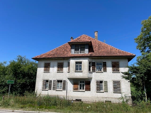 Ehemaliges landwirtschaftliches Anwesen mit Nebengebäuden zwischen Wiesen/Hopfenfeldern bei Bodnegg!
